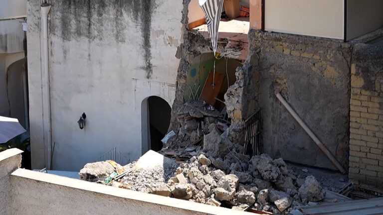 Esplosione bombola a Torre del Greco, crolla palazzina