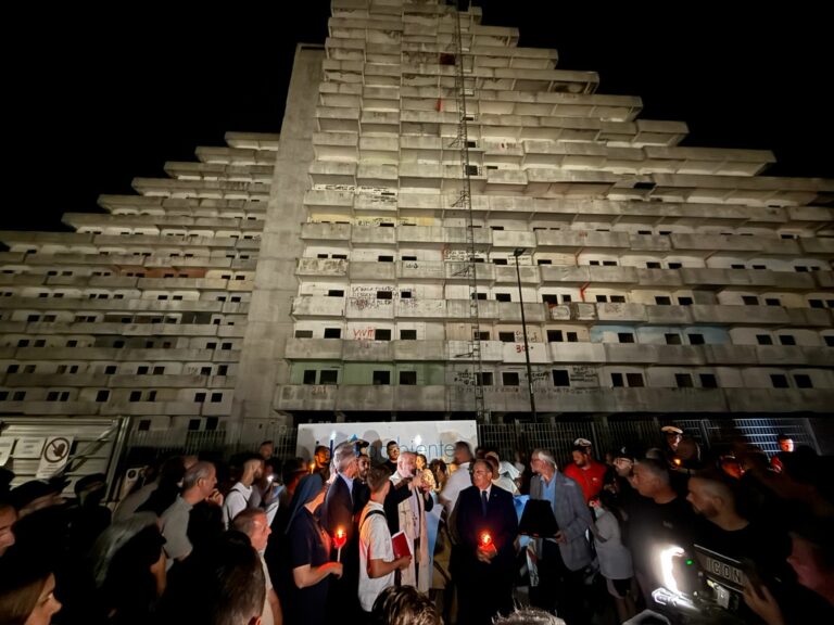 Fiaccolata a Scampia per ricordare le vittime del crollo della Vela Celeste