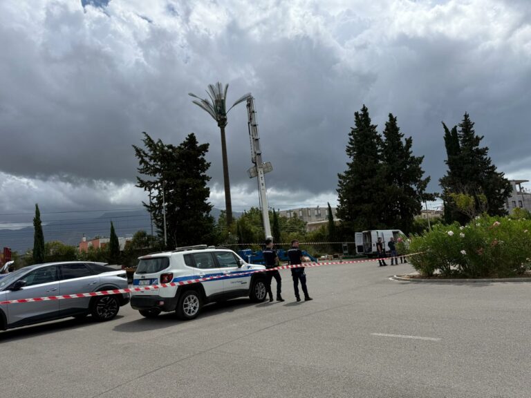 Pompei, operai precipitano da 12 metri per crollo elevatore: feriti gravemente