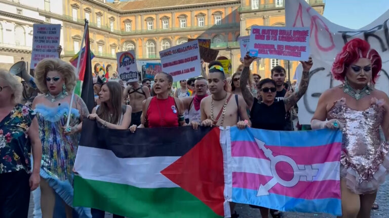 Napoli Pride 2025, al corteo arcobaleno bandiere della Palestina
