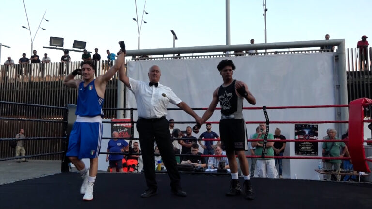 Napoli, piazza Garibaldi diventa un ring di boxe