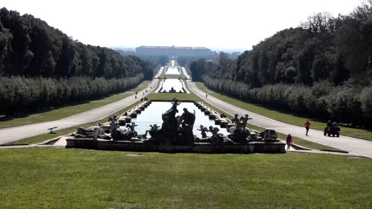 Rubava l'acqua dalle fontane della Reggia di Caserta, arrestato