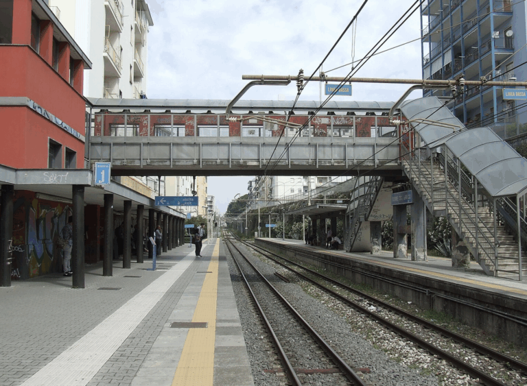 Caldo killer a Torre del Greco, uomo muore davanti alla stazione
