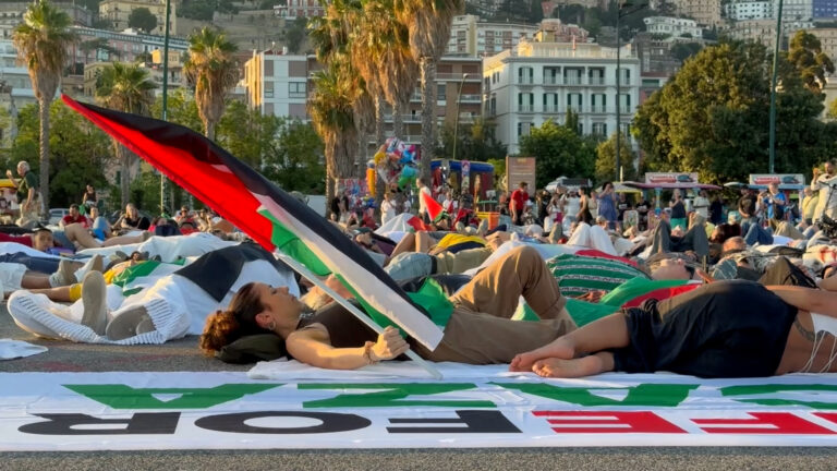 "Tutti giù per terra", flash mob per le vittime di Gaza