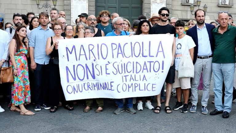I genitori di Mario Paciolla in piazza dopo archiviazione: "Non ci fermiamo"