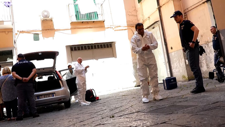 Tragedia nel cuore di Napoli, uccide il fratello e poi si suicida