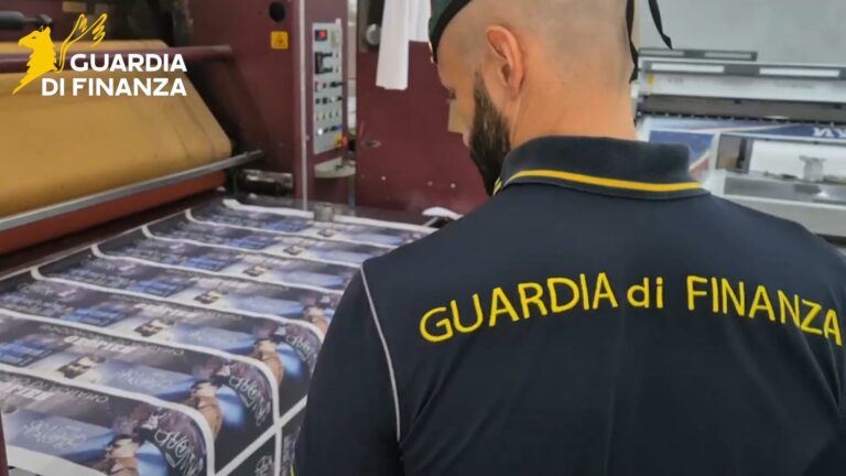 Pianura, smantellata stamperia illegale: 2 arresti