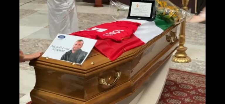 Funerali dj Godzi, folla nella chiesa di piazza del Plebiscito
