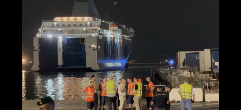 Incendio a bordo della Rubattino, nave trainata in porto a Napoli