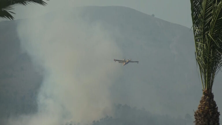 Migliora la situazione sul Vesuvio, ad oggi 2mila lanci d'acqua