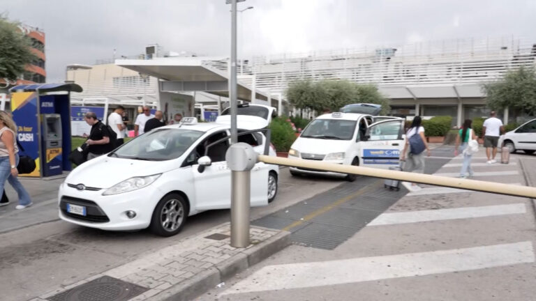 Disagi per turisti e cittadini a Capodichino, proteste dei tassisti