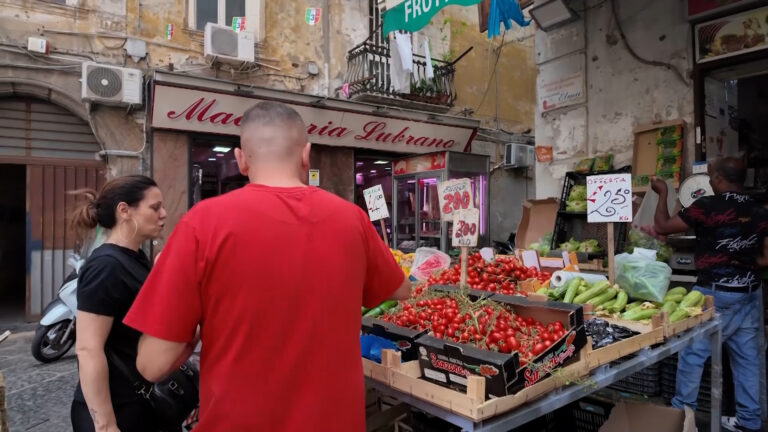 Economia e turismo, le attività partenopee non chiudono per ferie