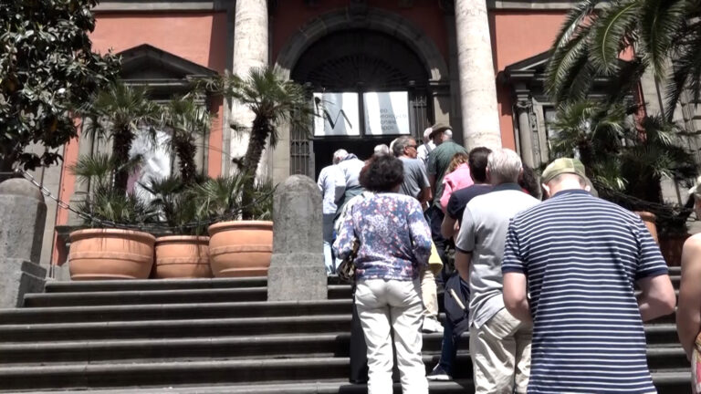 La cultura non va in vacanza a Napoli: file ai musei