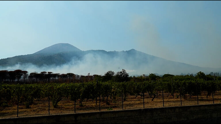 Allarme incendi in Campania: roghi dal Vesuvio alle Isole