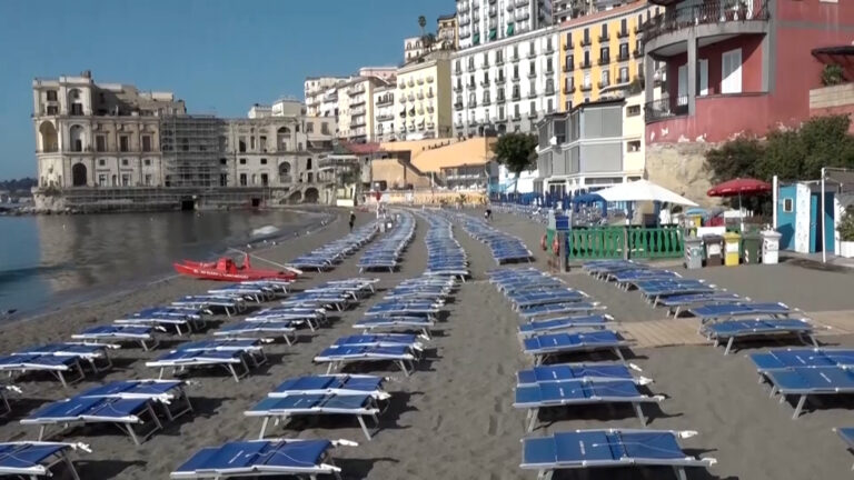 Mare a Napoli, lidi privati vuoti: i bagnanti scelgono spiagge pubbliche
