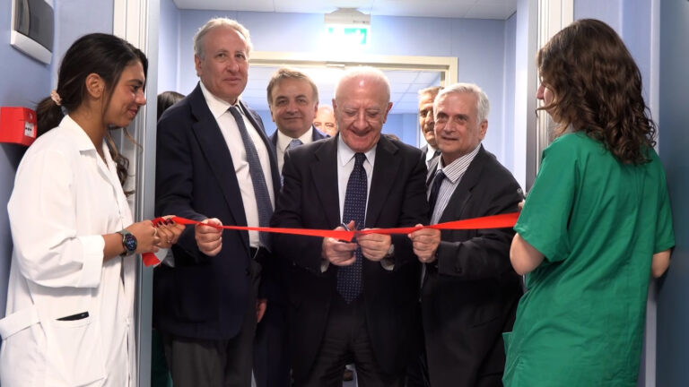 Policlinico di Napoli, De Luca inaugura sala ibrida