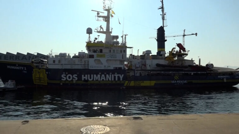 Sbarca a Napoli la Sos Humanity, a bordo 134 migranti