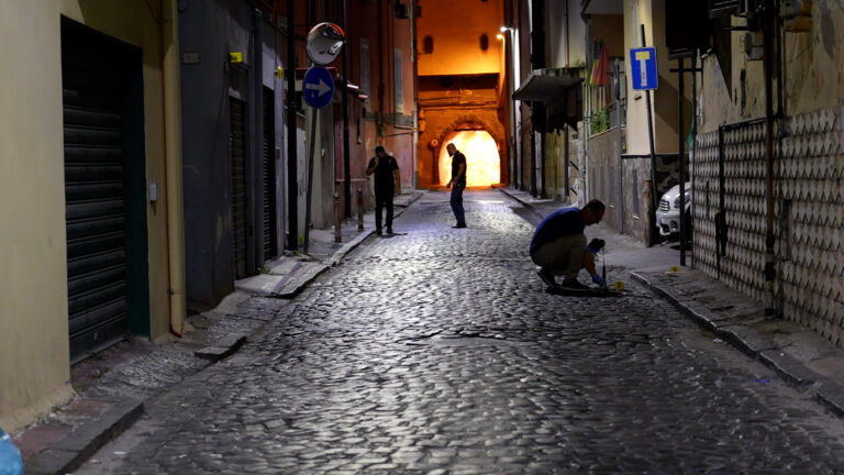 padre e figlio feriti in sparatoria