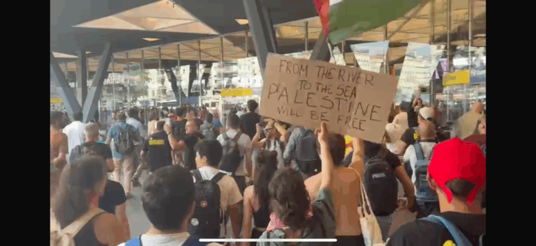 In 20 mila allo sciopero per Gaza, a Napoli occupate le stazioni