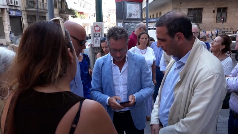 Il supermercato della discordia, deputato Borrelli guida rivolta dei residenti di Chiaia