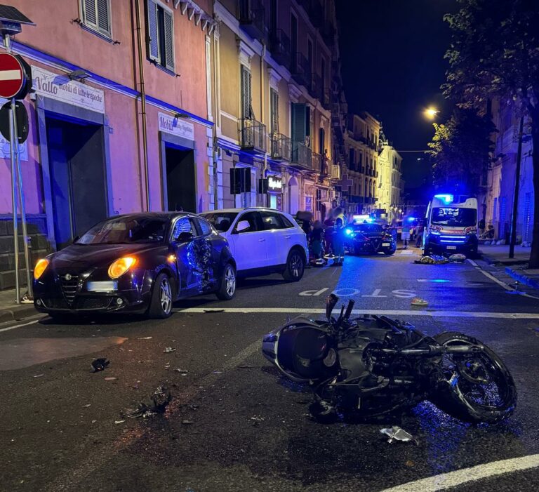 Tragico incidente nella notte a Torre del Greco: morta una 22enne