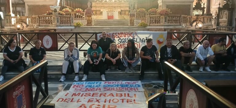 Sgombero ex motel Agip, le mamme occupano il Duomo di Napoli
