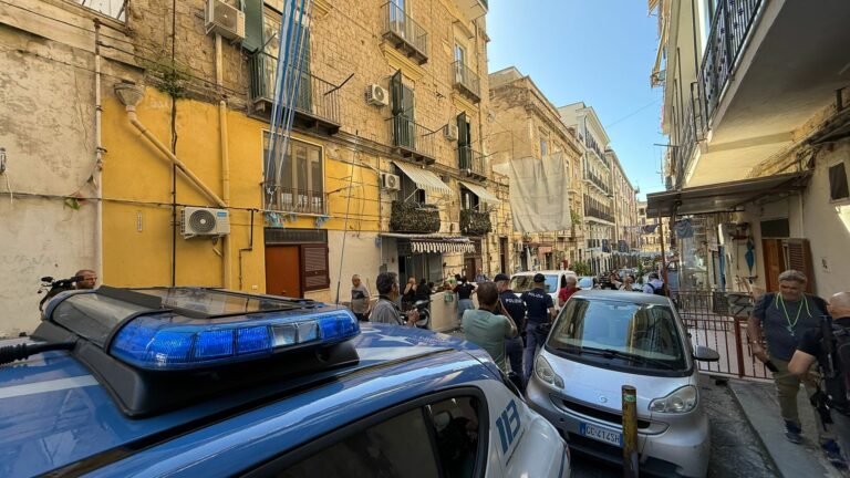 Omicidio a Napoli, donna accoltella il marito dopo essere stata aggredita