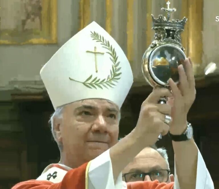 San Gennaro compie il miracolo alle 10.06. Si rinnova il prodigio per Napoli