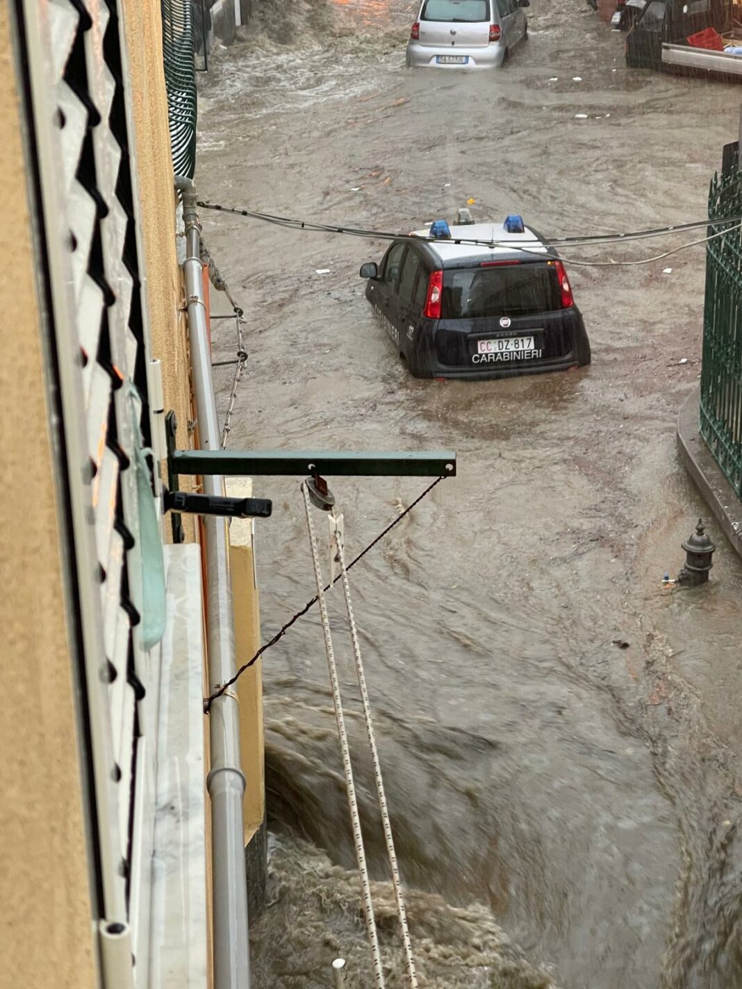 Allarme maltempo, violento nubifragio a Ischia: strade allagate e auto sommerse