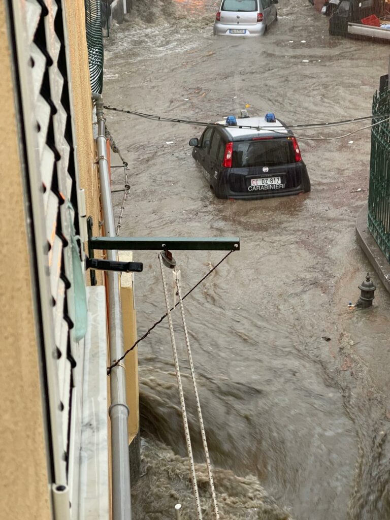 Allarme maltempo, violento nubifragio a Ischia: strade allagate e auto sommerse