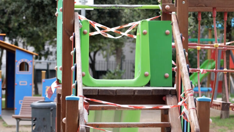 Degrado e disservizi al parco Mascagna: area giochi chiusa e recintata