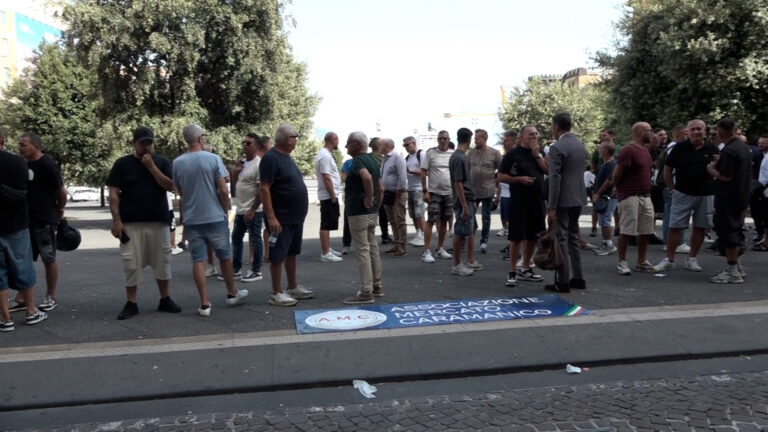 Ipotesi stadio Poggioreale, continua la protesta dei mercatali