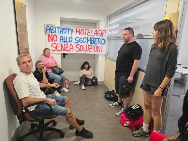 Protesta occupanti ex Motel Agip, a Napoli occupato consiglio comunale
