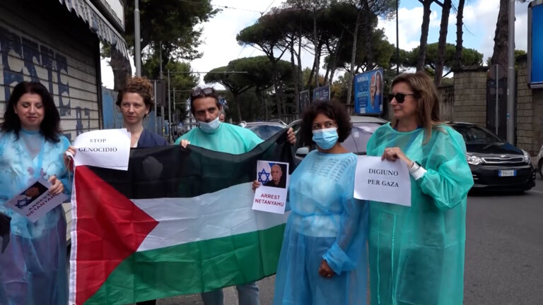Medici per Gaza, presidio all'esterno del Policlinico di Napoli