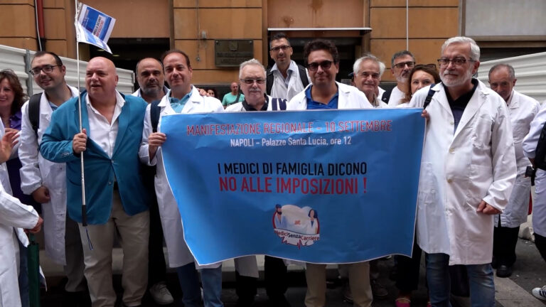 Napoli, protesta dei medici di famiglia davanti sede della Regione