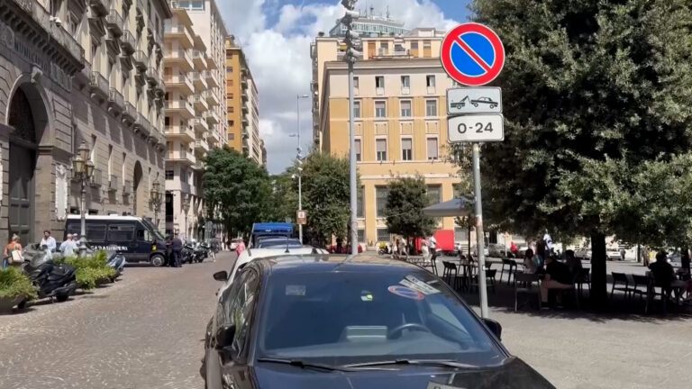 Disagi a Napoli tra abusivismo e illegalità post vacanze