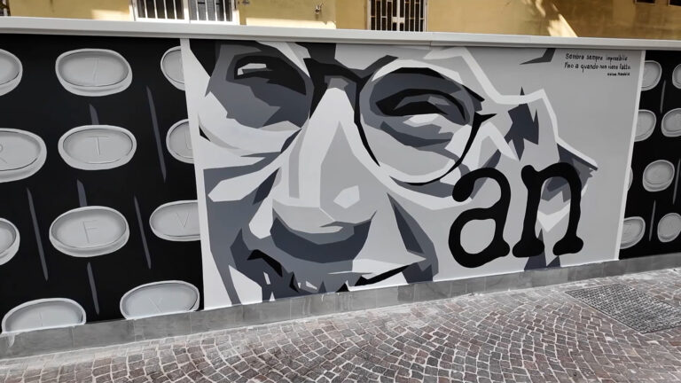Giancarlo Siani, restaurato il murale in memoria del cronista ucciso
