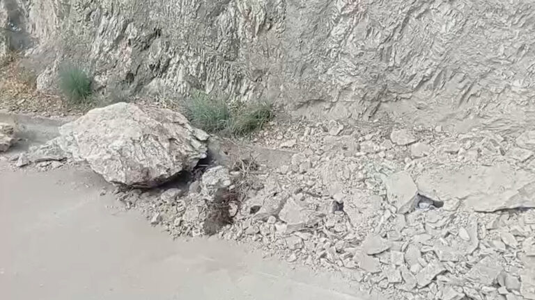 Crollano pietre in Costiera Amalfitana, disagi per strada chiusa a metà