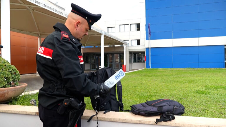 Minori a scuola armati di coltello, carabinieri con metaldetector al Morano di Caivano
