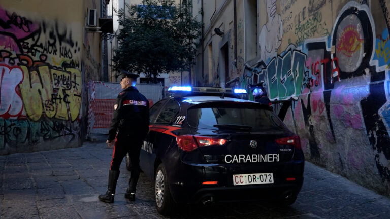 Napoli, 15enne accoltellato all'uscita da scuola: non è in pericolo di vita