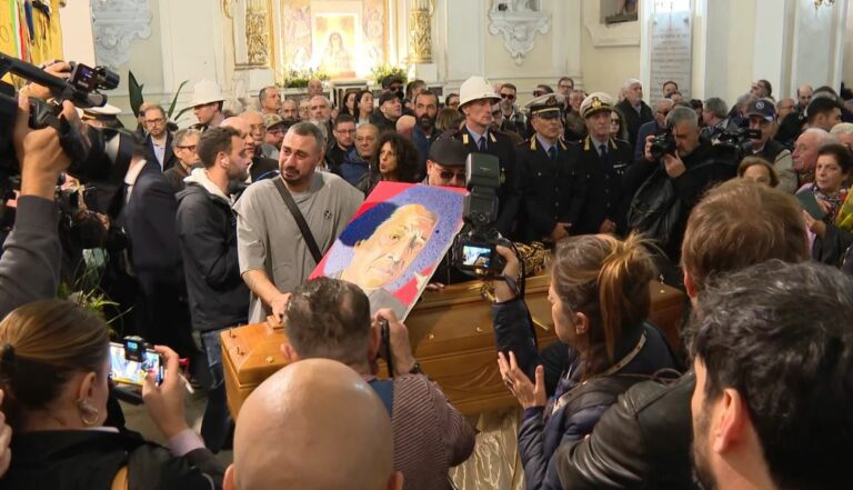 Il mondo della musica ai funerali di James Senese