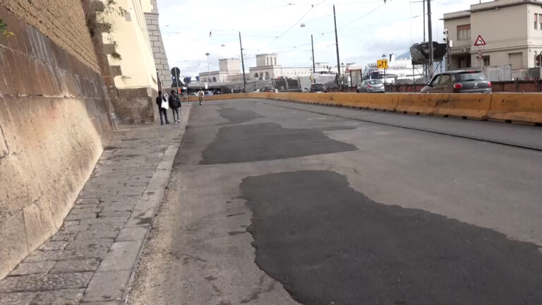 Lavori per linea tram a Napoli, a via Acton "rattoppate le buche"