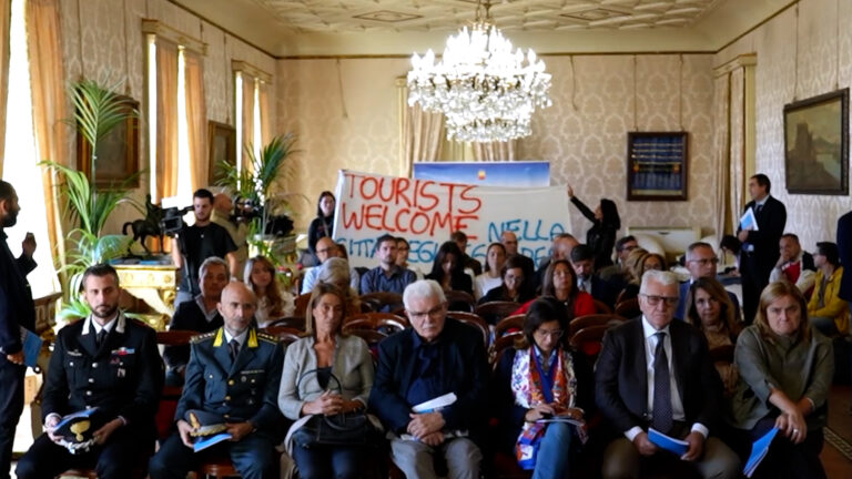 Protesta shock occupanti ex motel Agip, occupata la sala giunta del comune di Napoli