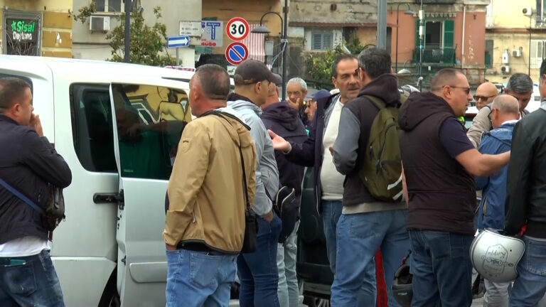 Sciopero dei Taxi a Napoli: tassisti in corteo fino a piazza Municipio
