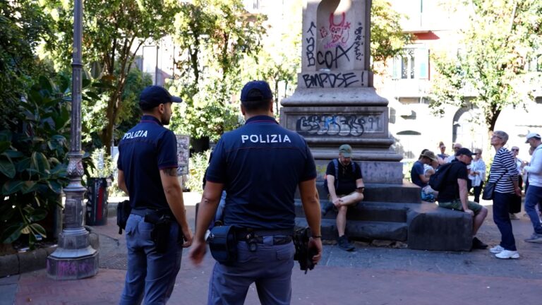 Spari nella notte a piazza Bellini, donna ferita a una spalla