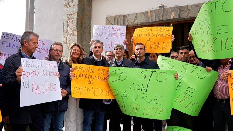 #IoStoConPadreMaurizio, a Caivano solidarietà al prete anti camorra
