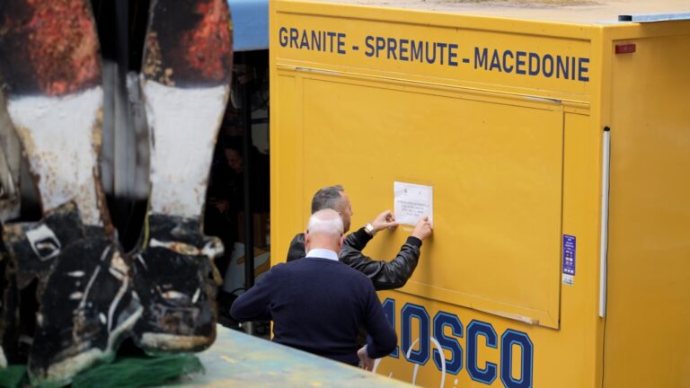 Sigilli al murales di Maradona: coperto l’altarino, sequestrati tutti i gadget