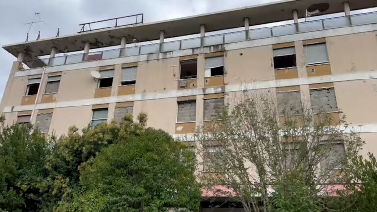 Rioccupato l’ex motel Agip, le famiglie: “Aspettiamo i soldi da Comune”