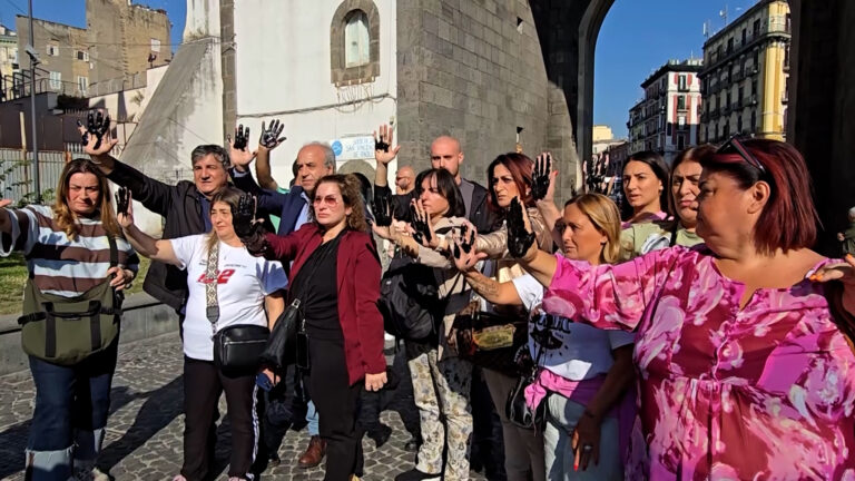 Donna violentata a Porta Capuana, flash mob di commercianti e residenti