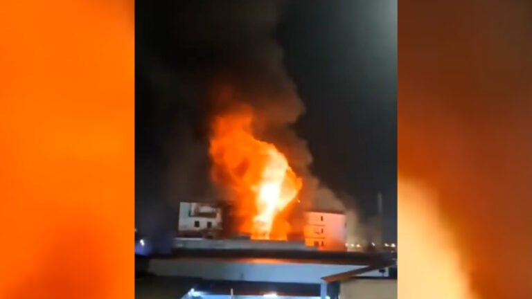 Incendio a Gianturco: ferito un vigile del fuoco durante le operazioni di spegnimento